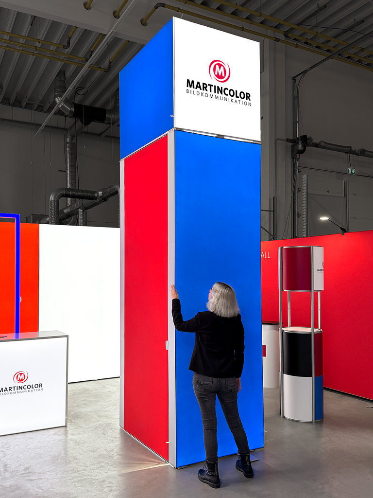 4-meter-tall illuminated column with hidden storage space 4-meter-tall illuminated column with hidden storage space