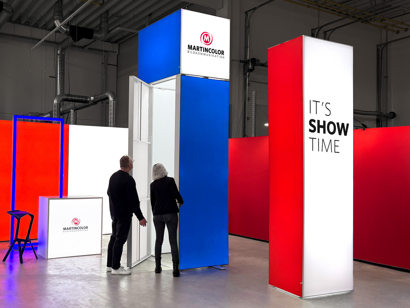 Luminous columns for an exhibition stand with high visibility from a distance Luminous columns for an exhibition stand with high visibility from a distance