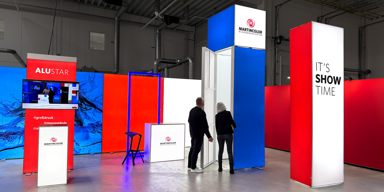 Leuchtsäulen im beleuchteten Messestand Leuchtsäulen im beleuchteten Messestand