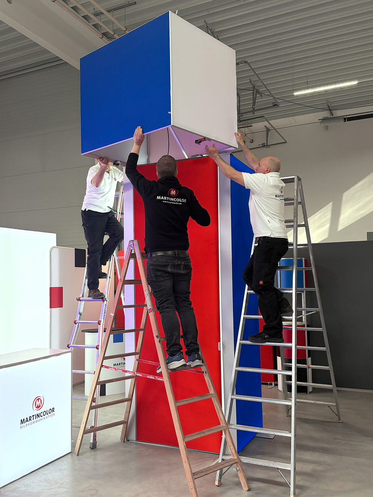 Installation of the illuminated cube on the luminous column Installation of the illuminated cube on the luminous column